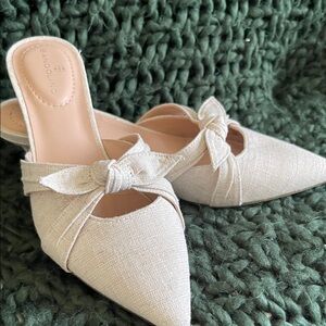 Bandolino Women's Cream Pointed-Toe Mules